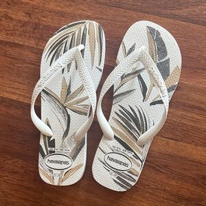 NEW!! Havaianas Leaf Print Flip Flops in White and Brown
